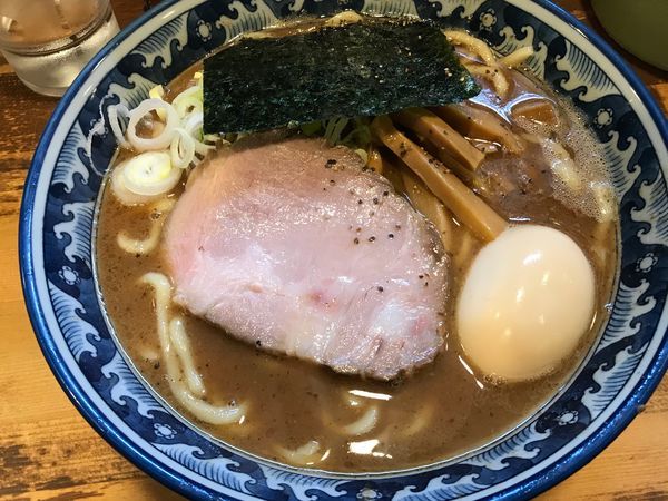 「燻玉らーめん」@兎に角 松戸店の写真