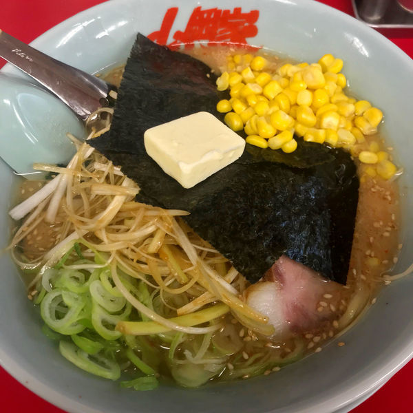 「味噌ラーメン650円　バター・コーン各60円　ネギ和え」@ラーメン山岡家 大泉店の写真
