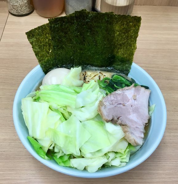「キャベツラーメン+味玉+炙りチーズ」@横浜ラーメン 武蔵家 日吉店の写真