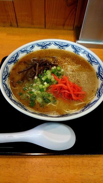 「黒ラーメン620円替え玉2個無料」@由丸製麺所の写真