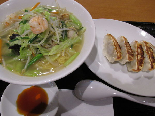 「海鮮野菜タンメン+餃子　「637円+216円」」@横浜中華 王記厨房 イオンモール春日部店の写真