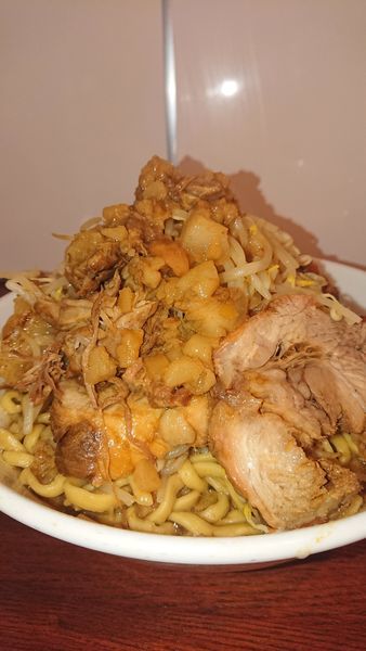 「豚ラーメン（汁無）ヤサイアブラ　ニンニク別皿」@俺の生きる道 つくば店の写真