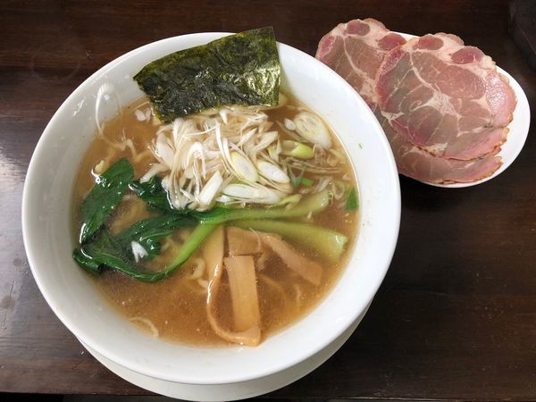 「白醤油燻製チャーシュー麺」@手作りらーめん 白雪姫の写真