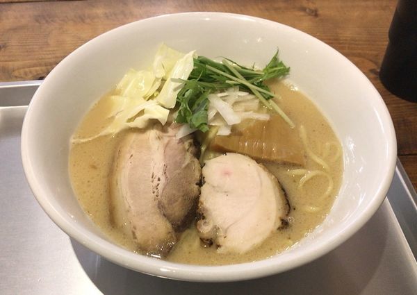 「鶏と鮮魚の塩白湯らーめん(期間限定)800円」@らーめん なぶら 京王八王子店の写真