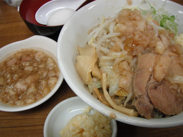 「油そば少800円生卵、アブラ、ニンニクどでん」@ラーメンの店 どでん 北浦和店の写真