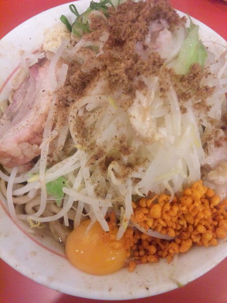 「まぜそば830円」@鷹の目 獨協大学前本店の写真