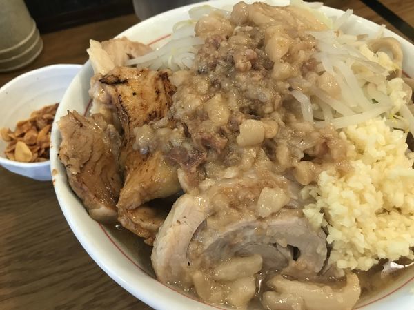 「ラーメン大盛 850円 炙り豚 150円 食べるラー油50円」@眞久中の写真