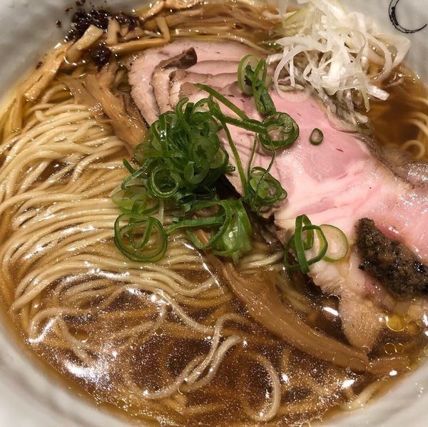 「煮豚醤油そば 大 1300円」@SOBAHOUSE 金色不如帰 新宿御苑本店の写真