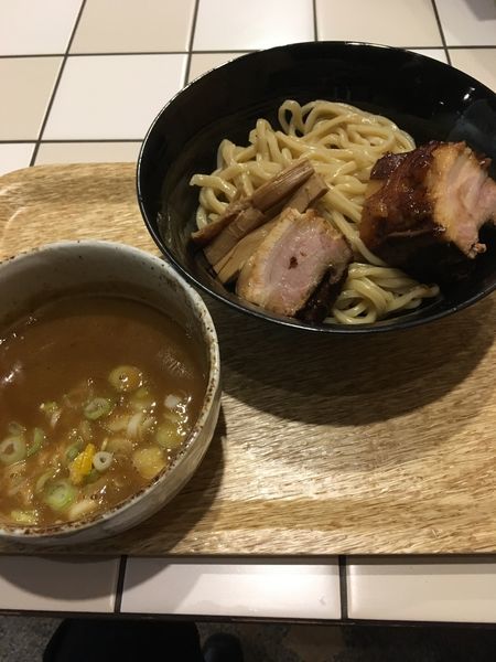 「濃厚つけ麺+厚切りチャーシュー（1080円）」@つけめん らーめん ブータンの写真