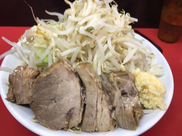 「ラーメン並ﾔｻｲﾁｮｲﾏｼﾆﾝﾆｸ700円」@ラーメンハイキックの写真