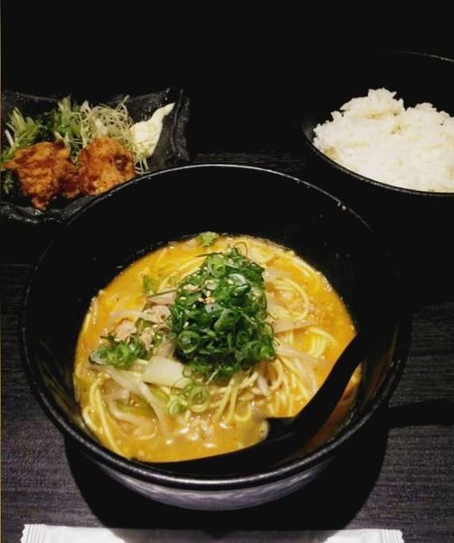 「味噌ラーメンハーフセット　850円」@京都 炭焼浪漫家 新小岩店の写真