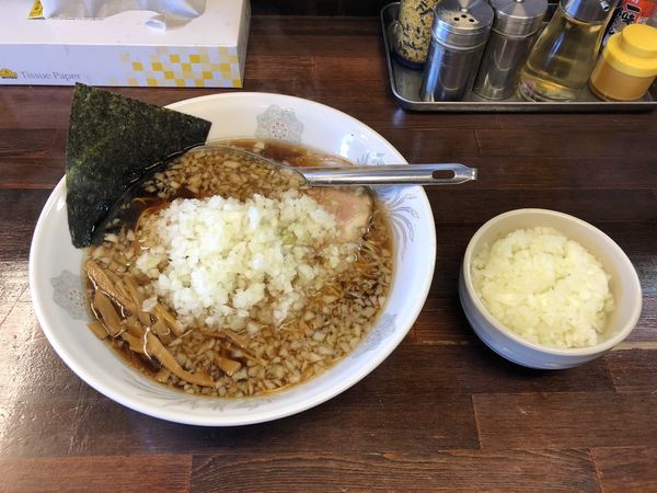 「薬味(玉ねぎ)ラーメン 大盛り 追加玉ねぎ別皿 900円」@元祖敏々亭 びんびん 西八王子店の写真