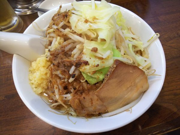 「【10月限定】豚煮干し　野菜増しニンニクあり　900円」@つけめんTETSU 御徒町ラーメン横丁店の写真