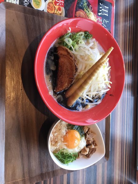 「黒とんそば + たまごかけご飯」@麺屋 輝之介の写真