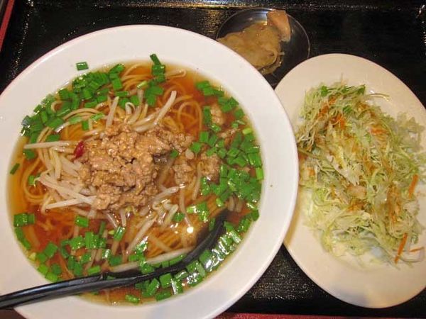 「台湾ラーメン＋羽根付き餃子4ケ　900円（ランチ）」@歓迎 銀座中央通り店の写真