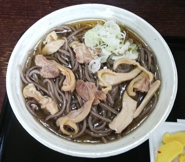 「肉そば（冷）700円」@まるとの写真