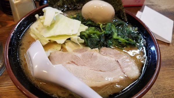 「いつもの豚骨醤油いつものお値段　味玉、ほうれん草トッピング」@らあめん 寸八 総本店の写真