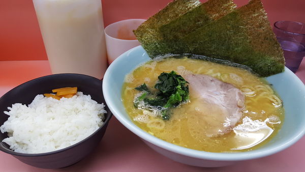 「ラーメン並＋半ライス」@千家 根岸店の写真