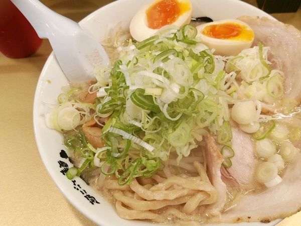 「しょうゆラーメン（超極太麺、ネギ大盛）＋味玉子」@超ごってり麺 ごっつ 亀戸本店の写真