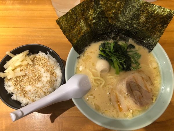 「醤油ラーメン サービスライス 680円」@横浜家系ラーメン 船橋 魂心家の写真