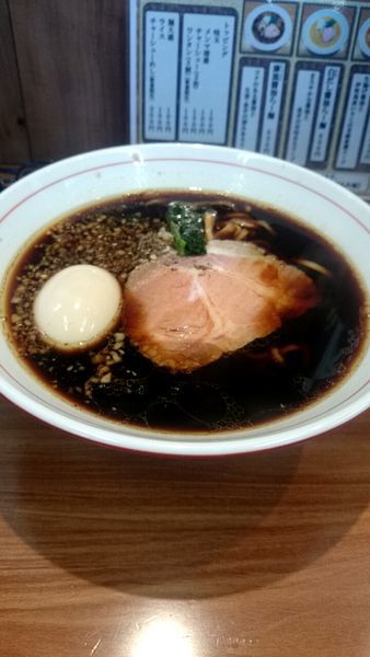 「漆黒醤油ラーメン（650円）手もみ麺＋味玉（100円）」@ら〜麺 安至の写真