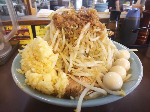 「中ラーメン、アブラマシ、ニンニクマシマシ＋ウズラ」@立川マシマシ秘密工場の写真