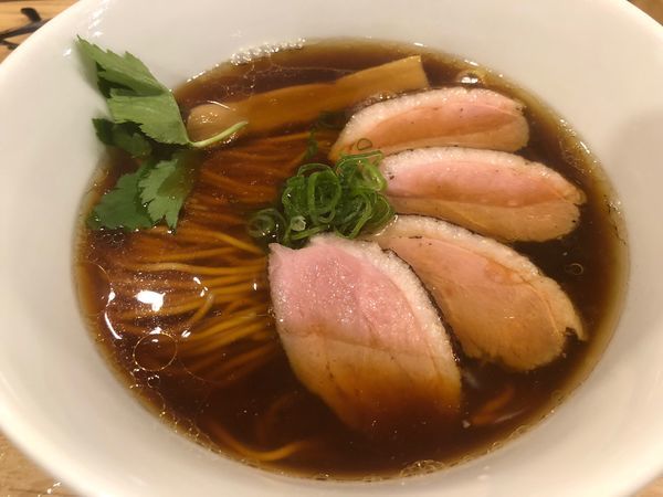 「贅沢鴨ロース醤油らーめん1030円」@らーめんMAIKAGURAの写真