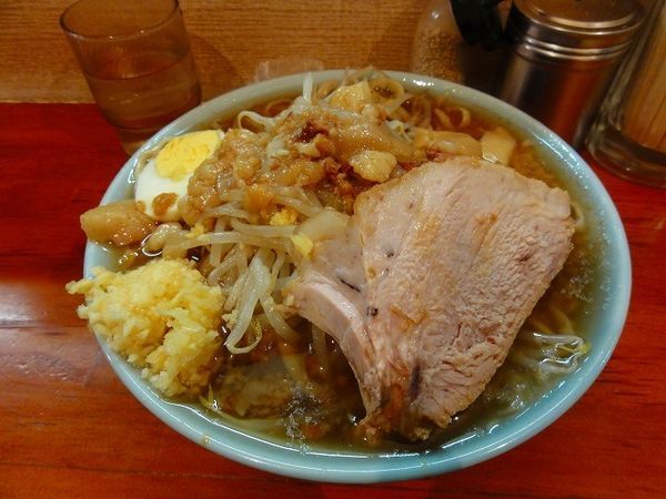 「ラーメン850円　チョイアブラ　ニンニク」@ラーメン富士丸 西新井大師店の写真