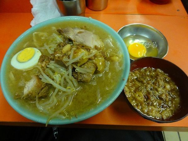 「ラーメン850円　麺少な目柔らかめ　生卵　カスアブラ30円」@ラーメン富士丸 神谷本店の写真