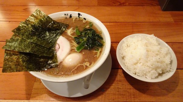 「らーめん(670円)+味付玉子(70円)+ライス(120円)」@横浜家系 麺屋はやぶさの写真
