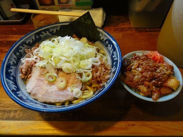 「油そば780円　ネギ多め　牛すじ丼ミニ250円」@兎に角 松戸店の写真