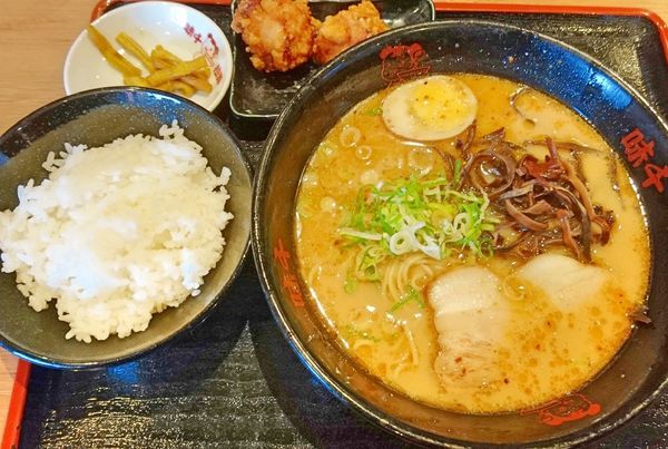 「味千ラーメン（中）650　唐揚げセット230」@味千ラーメン 富合店の写真