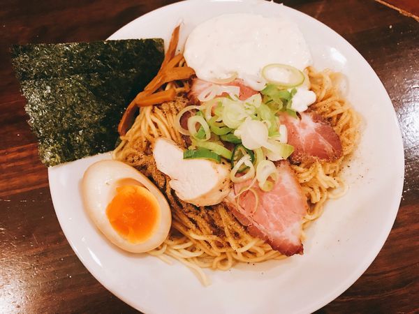 「煮干油そば750円＋自家製クリームチーズガーリックディップ添え1」@煮干専門 中華そば 平八の写真