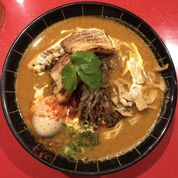 「北インドのスパイスらぁめん＋炙りちゃーしゅー増し＋味玉」@スパイスらぁめん釈迦 池袋店の写真