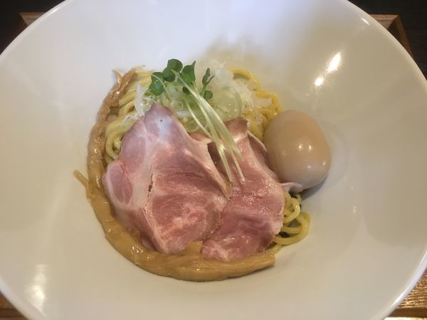 「チドリ特製油そば950円（味玉、サラダ付き）」@KAKIMAZE NOODLE Chidoriの写真