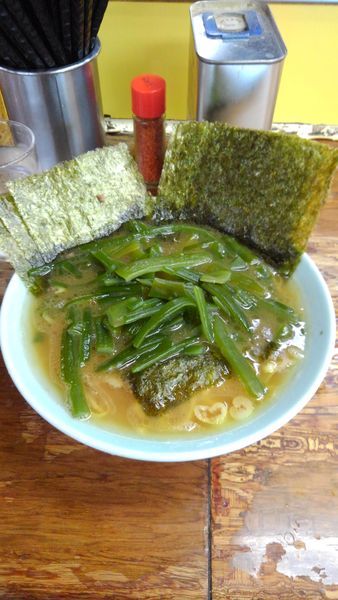 「豚骨醤油ラーメン(海苔、茎ワカメ増し)」@まこと家の写真