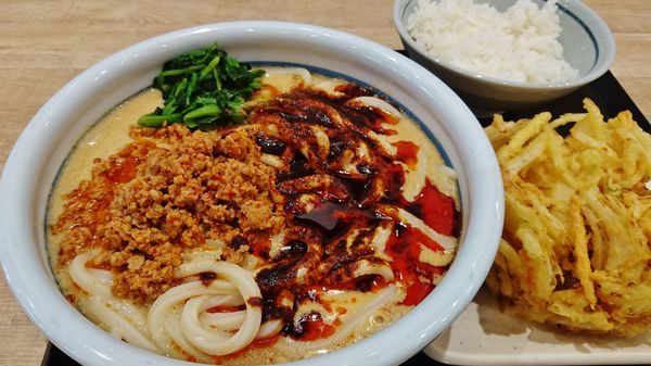 「限定/うま辛担々うどん・得+10辛+野菜かき揚げ+白ごはん」@丸亀製麺 イオンモール日の出店の写真