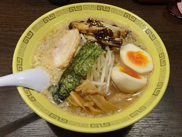 「炒めねぎ麺：太麺（850円）＋味付玉子（100円）」@江川亭 南多摩店の写真