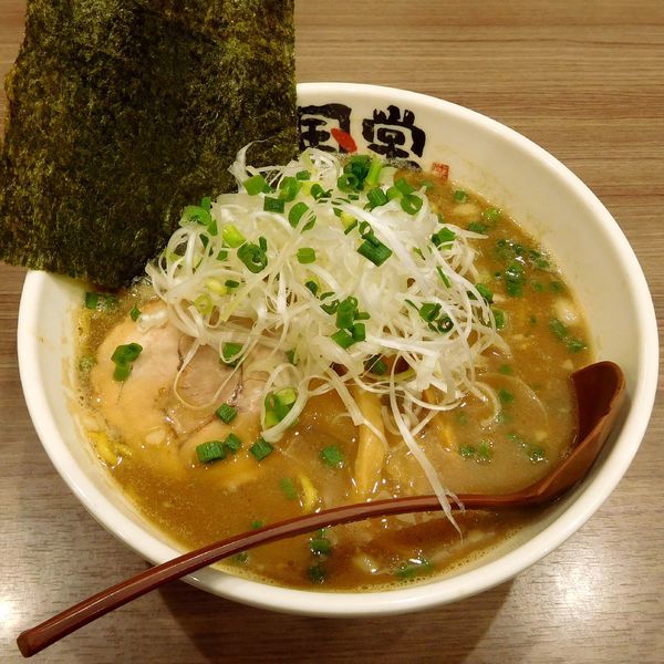 「正油ラーメン（750円）＋白髪ネギ（150円）」@らーめん初代一国堂 相模原本店の写真