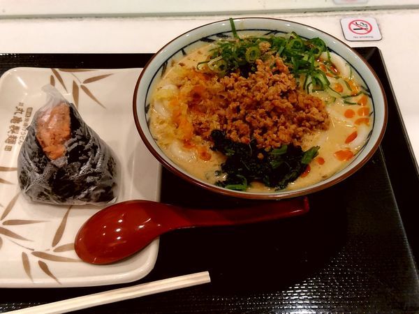 「うま辛坦々うどん(並盛)650円＋おにぎり(鮭)140円」@丸亀製麺 イーサイト高崎店の写真