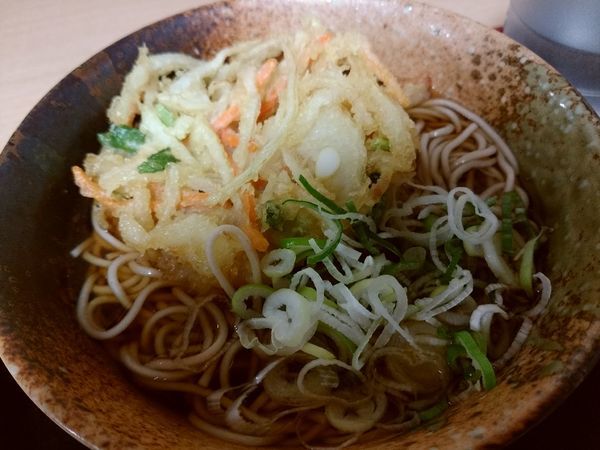 「かき揚げそば420円」@えきめんや 品川店の写真