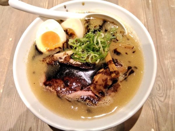 「豚鶏醤油（黒）」@麺恋 まうろあの写真