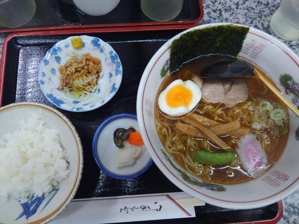「ラーメンセット（小鉢+おしんこ+半ライス）550円」@お食事処 一番の写真