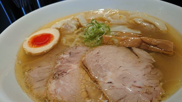 「塩ワンタン麺」@自家製麺 らあめん吟の写真