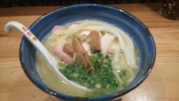 「鶏白湯ラーメン(900円)」@自家製麺 啜乱会の写真