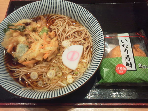 「かき揚げそば430+いなり130⁼560円」@そばいち 新宿店の写真