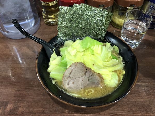 「ラーメン +キャベツ」@横浜家系 まるに家の写真
