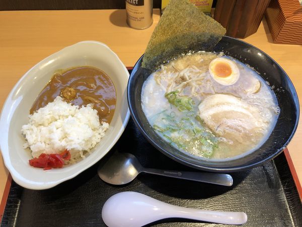 「にんたま醤油らーめん カレーセット 870円」@ゆにろ～ず 横戸店の写真