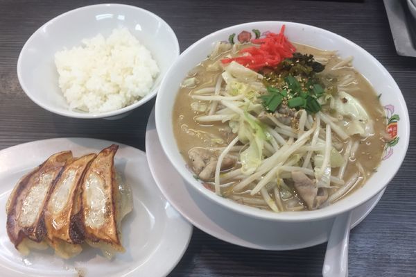 「もつ煮込み豚骨ラーメン740円他」@餃子の王将 中野店の写真