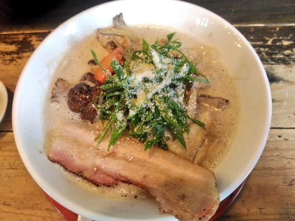 「期間限定 秋のきのこそば（豚骨）」@麺や偶 もとなり 銘苅店の写真